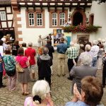 Großer Publikumsandrang bei der Vernissage am 16.Juli 2017 im Innenhof des Museums Brüder Grimm-Haus Steinau